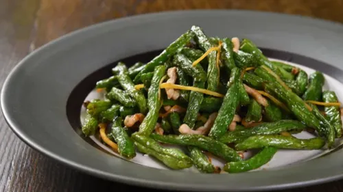 Salade de haricots verts, lardons, pain croustillant à l’ail et à...